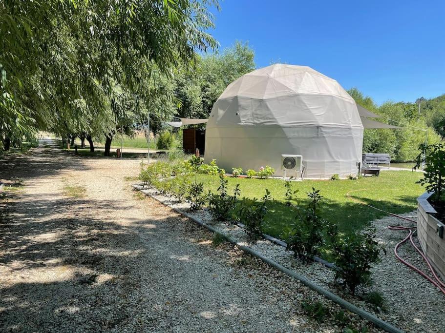 Domeglamping At Fishinglake Sagvar Bagian luar foto