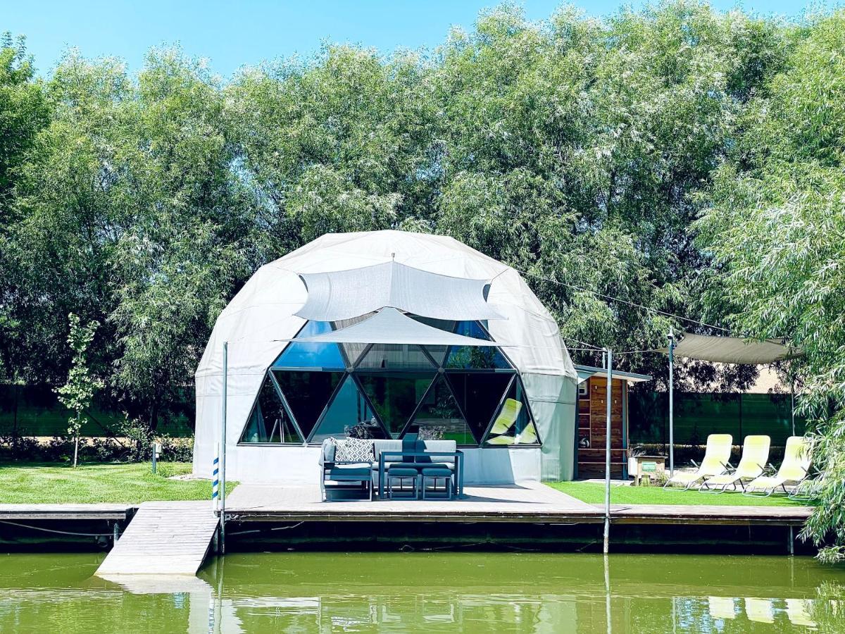 Domeglamping At Fishinglake Sagvar Bagian luar foto