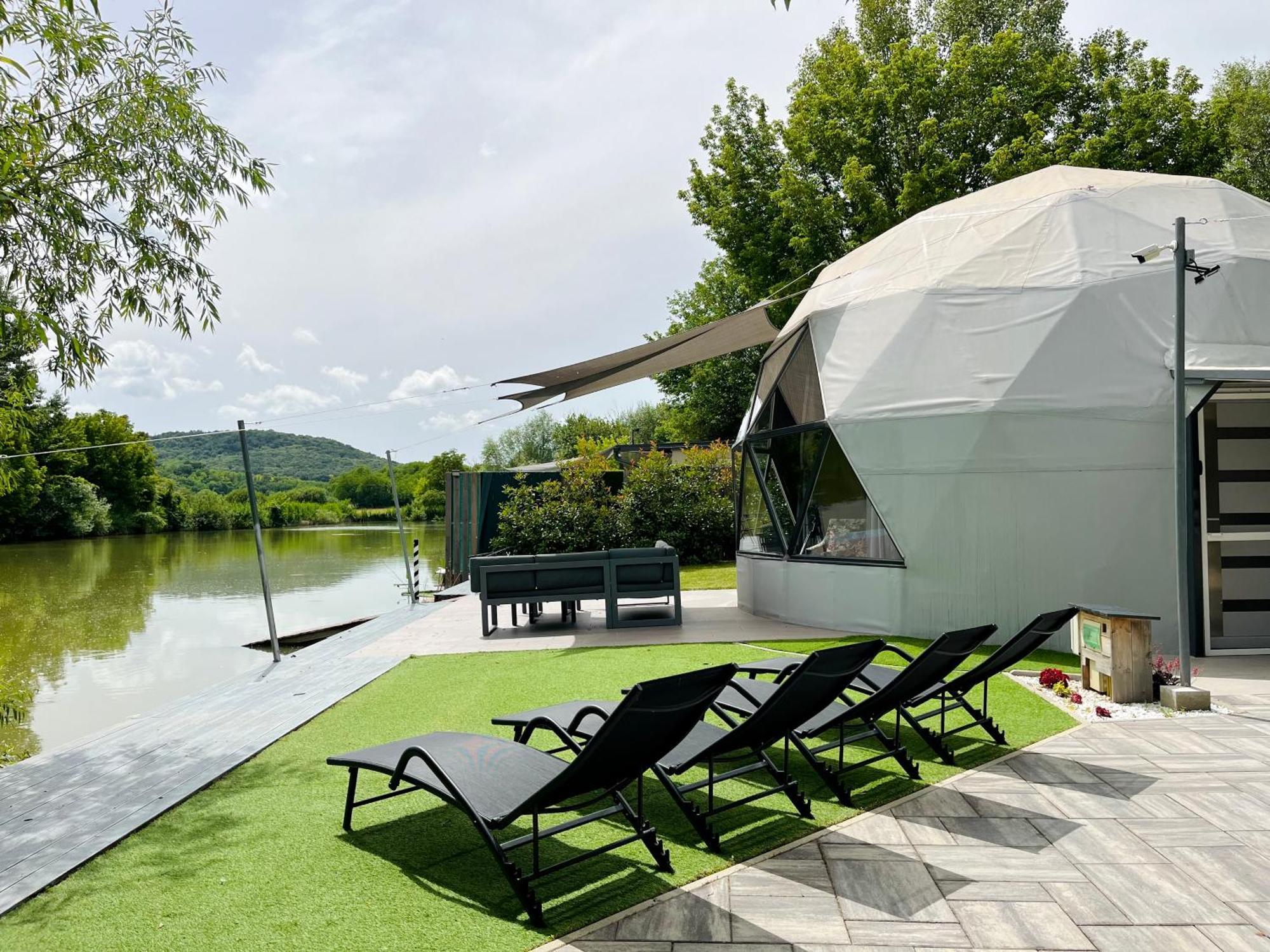 Domeglamping At Fishinglake Sagvar Bagian luar foto