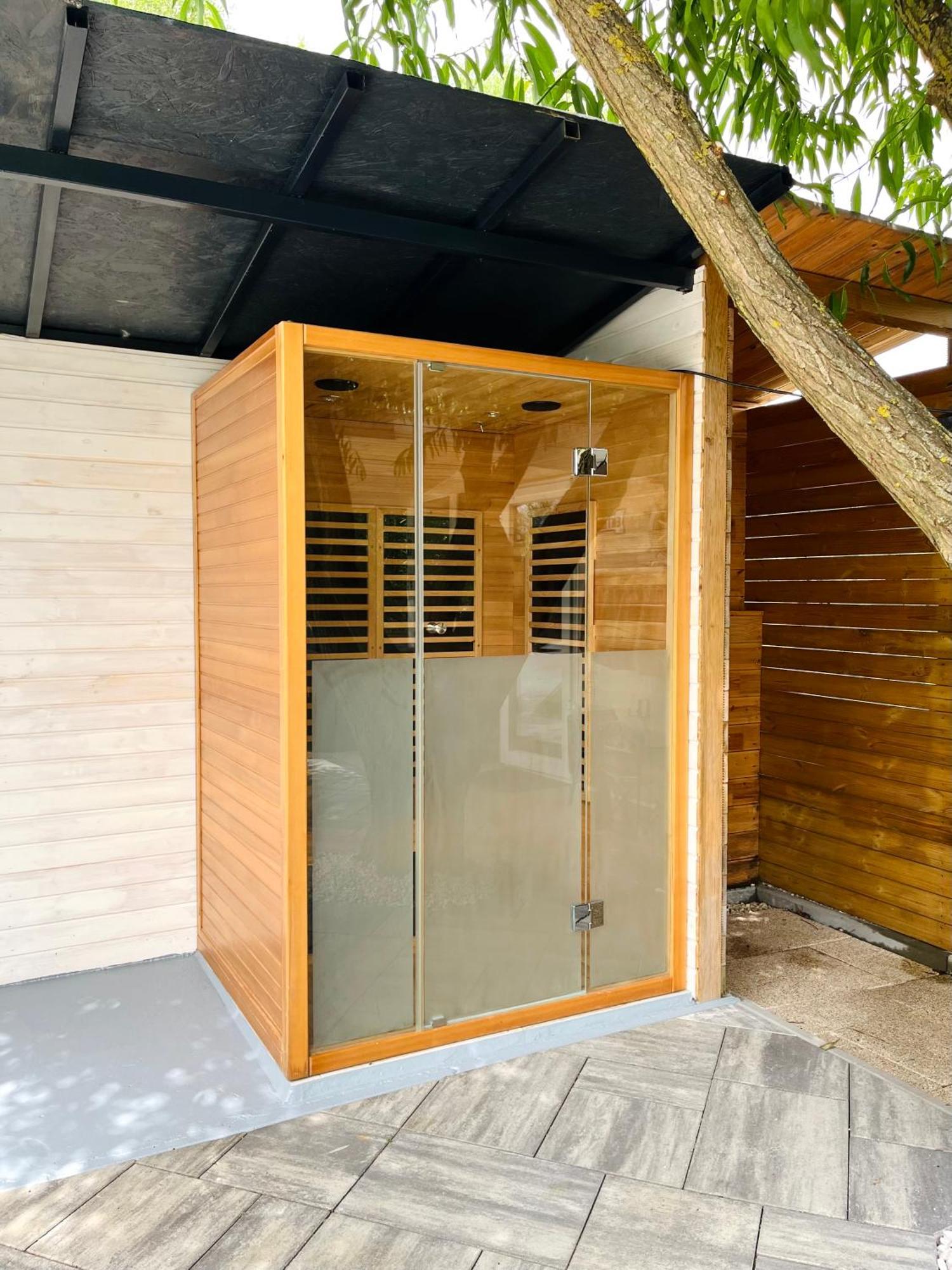 Domeglamping At Fishinglake Sagvar Bagian luar foto